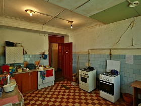 общие газовые плиты и индивидуальные шкафы в кухне коммунального общежития