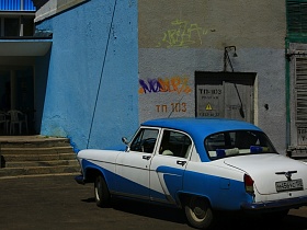 эксклюзивная машина Волга Газ 21 бело голубой расцветки на углу здания гостиницы "Дубна" СССР для съемок кино