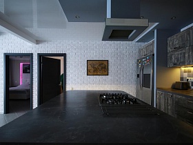 общий вид зоны светлой кухни в красивом загородном доме в стиле Скандинавский минимализм для съемок кино