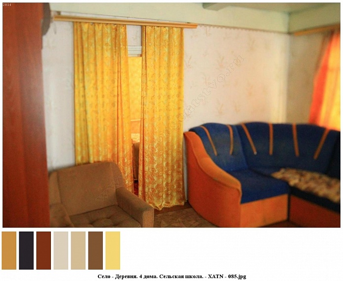 шкаф для одежды, бежевое кресло с одной стороны, мягкий синий с ораньжевым угловой диван с другой двери в гостинную с ораньжевыми шторами сельского дома