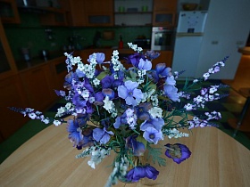 букет из садовых цветов в вазе на круглом столе