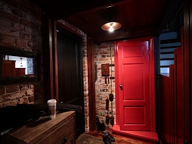 красная дверь в комнате лофт квартиры