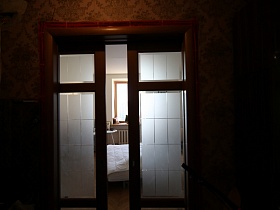 деревянные межкомнатные раздвижные двери с матовым остекленением в светлую просторную комнату из коридора эпохи СССР