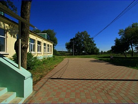 дорога перед сельской школой выложена плиткой