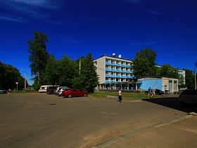 гостиница "Дубна" СССР на пересечении автомобильных дорог с припаркованными машинами на стоянке для съемок кино