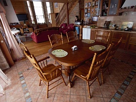 светло коричневый стол с резными стульями в столовой
