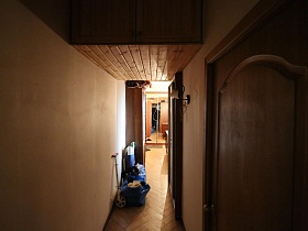 деревянная антресоль в узком бежевом коридоре квартиры сталинки