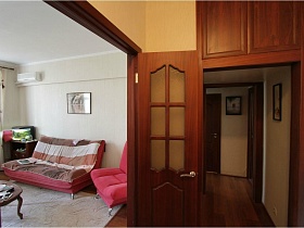 коричневые деревянные двери,лутки и дверцы антресоли в трехкомнатной квартире пелагога