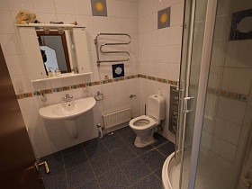 белая раковина с зеркалом, санузел и душевая кабина в ванной комнате пустынного дома