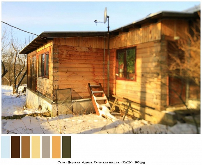 москитная сетка, деревянная лестница,строительный козел на снегу за верандой сельского деревянного дома со спутниковой антеной