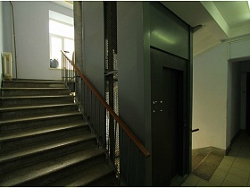 лифт на площадке лестничной клетки жилого дома