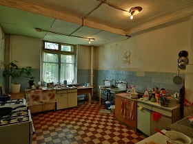 шахматная плитка в общей кухне коммунального общежития