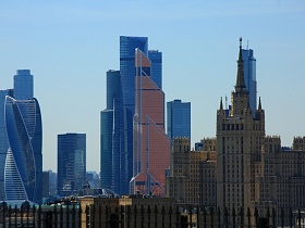 Вид на Москва сити с крыши исторического здания в центре Москвы