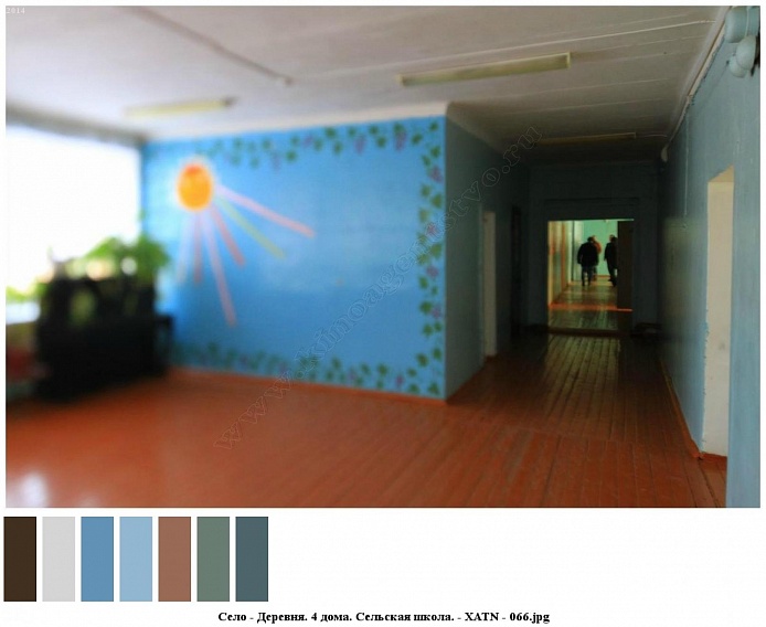 яркая голубая стена с изображением теплого солнышка и зеленых листьев в просторном холле сельской школы