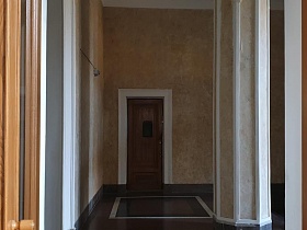 почтовый ящик на входных дверях жилой квартиры на первом этаже  красивого классического подъезда сталинского высотного дома эпохи  СССР