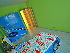 дизайнерское оформление шкафа для одежды в голубом цвете в детской комнате молодежной евро квартиры в Новострое