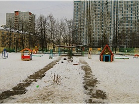 вид на два соседних участка детского сада в зимнее время