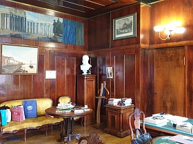 Темные деревянные панели на стенах кабинет  председателя СССР