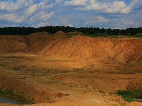 вид на огромный котлован заброшенного песчаного карьера в черте леса для съемок кино
