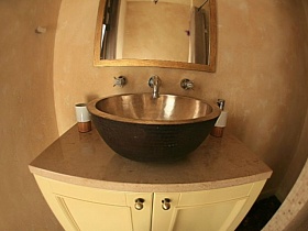 необычная круглая раковина на шкафчике в ванной
