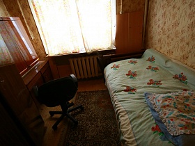цветная простынь на диване с подушкой в спальне дачи СССР