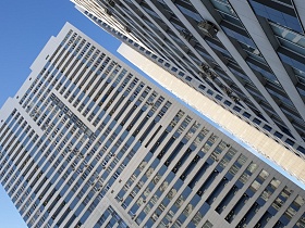 вид снизу на современные административные многоэтажные здания