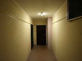 светлый длинный коридор со встроенным шкафом на этаже высотки