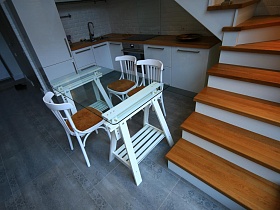 Лофт кухня, лестница в белом лофте, лофт лестница