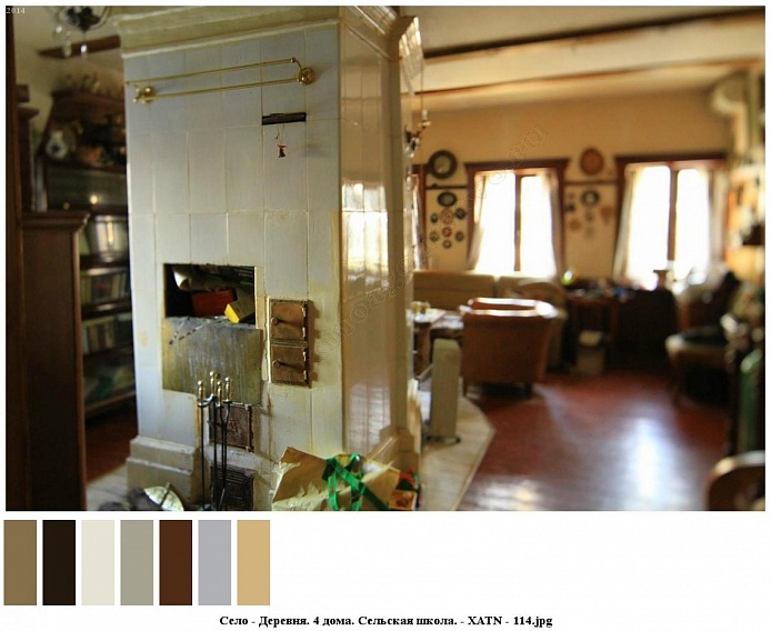 русская печь, выложенная белой плиткой с печным набором на подставке в центре комнаты сельского деревянного дома