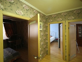 открытые двери в три разные комнаты актерской современной трехкомнатной квартиры