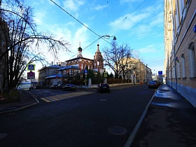места для стоянки автомобилей на пересечении Трехсвятительского с Хитровским переулком