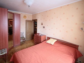 угловой шкаф с зеркалом в розовой спальне трехкомнатной квартиры