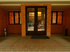 входные коричневые двери со стеклом в помещение дома отдыха Юг