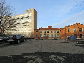 Двор завода на фоне старой постройки СССР