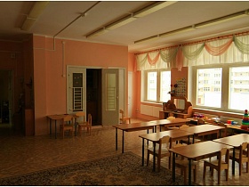 учебные столы для занятий у окон персиковой комнаты