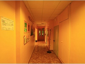 информационный стенд на стене длинного коридора детского сада