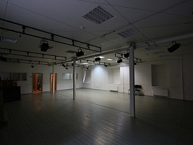 софиты и квадратные светильники на белом потолке большого танцевального зала в здании столичного театра для съемок кино