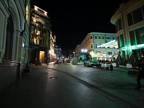 длинная пешеходная улица Кузнецкого моста с сетью модных бутиков, магазинов и ресторанов в вечернее время