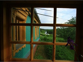деревянная рама окна с мелкими стеклами на веранде дачи на склоне горы