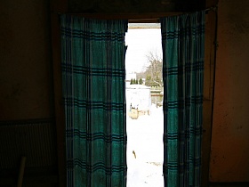 синие простые шторы на входной двери дачи СССР