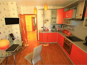 яркая ораньжевая кухня в современной двушке многоэтажного дома в Долгопрудном