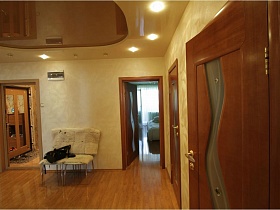двери в разные комнаты в просторном холле современной двушки в Долгопрудном