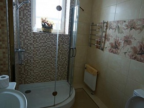 прозрачная душевая кабина у окна ванной в бежево коричневом цвете