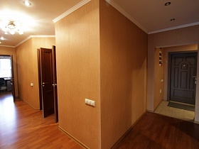 коричневые входные двери, открытые межкомнатные в разные комнаты просторной современной трехкомнатной квартиры государственного служащего