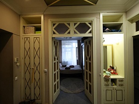 нестандартный рисунок филенчатых межкомнатных дверей, встроенного шкафа и шкафчика