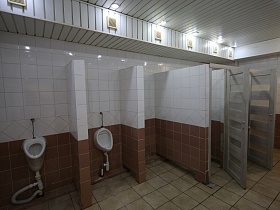 Писуары и кабинки в общественном туалете