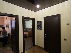 открытые межкомнатные двери в смежные комнаты современной модной квартиры в новостройках Измайлово