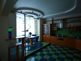 оригинальное сочетание синего и зеленого цвета пола, стены, стульев и светильников в квартире в Куркино