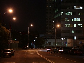 светлая разделительная полоса и разметка пешеходного перехода на широкой улице Крылатские Холмы в жилом квартале с высотками