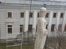 Вид на статую из окна особняка